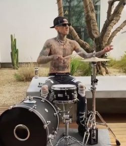 «Dios, sálvame»: Travis Barker, baterista de Blink-182, hospitalizado de emergencia