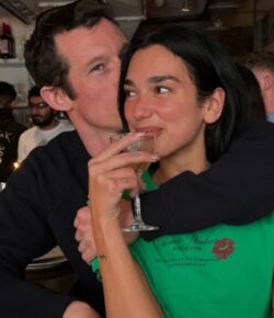 Dua Lipa le dice “sí” al amor: se compromete con Callum Turner