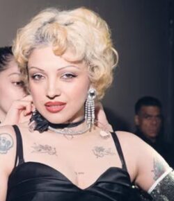 Mon Laferte debuta en teatro con «Cabaret»; la cantante cumplirá su sueño de hacer teatro musical