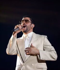 INAH reprende a Bad Bunny tras tocar pieza en el Museo de Antropología; el músico retiró la mano, afirma